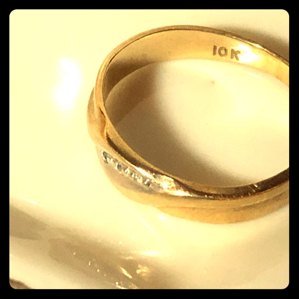 10k gold diamond ring 💍 , missing 2 stones